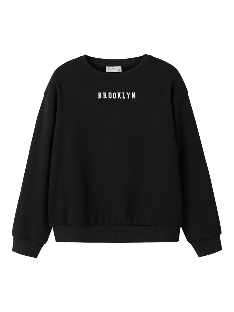 Svart sweatshirt tröja till tjej. Ekologisk Brooklyn tröja med backprint till flicka.
NKFNEVEA RLX SWEAT BRU
13246327