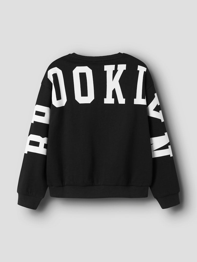 Svart sweatshirt tröja till tjej. Ekologisk Brooklyn tröja med backprint till flicka.
NKFNEVEA RLX SWEAT BRU
13246327