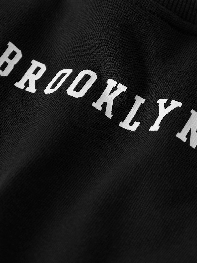 Svart sweatshirt tröja till tjej. Ekologisk Brooklyn tröja med backprint till flicka.
NKFNEVEA RLX SWEAT BRU
13246327