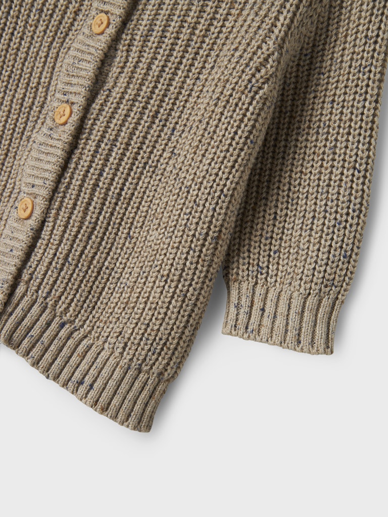 Beige baby kofta i ekologisk bomull. Cardigan till bebis pojke, gullig enfärgad kofta från Name it.
NBMNORMAN LS KNIT CARD
13246453