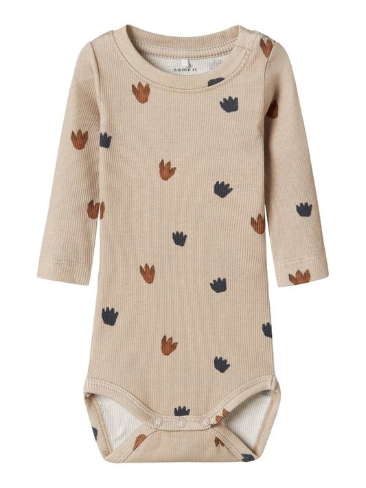Baby body till bebis pojke. Beige ekologisk överdel med mönster av höst löv. 
NBMNINOKAB LS BODY
13246558
