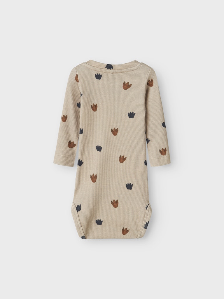 Baby body till bebis pojke. Beige ekologisk överdel med mönster av höst löv. 
NBMNINOKAB LS BODY
13246558