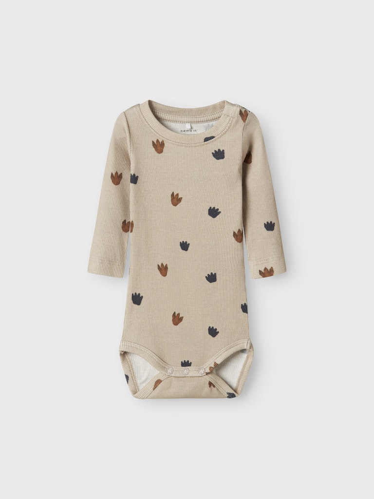 Baby body till bebis pojke. Beige ekologisk överdel med mönster av höst löv. 
NBMNINOKAB LS BODY
13246558