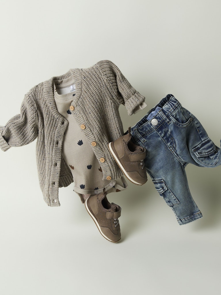 Baby body till bebis pojke. Beige ekologisk överdel med mönster av höst löv. 
NBMNINOKAB LS BODY
13246558