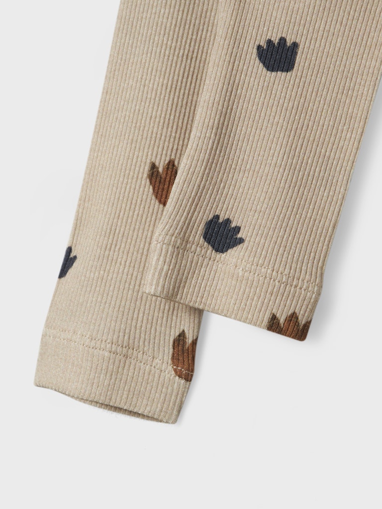 Beige baby byxa till pojke. Mönstrad ekologisk bebis leggings från Name it.
NBMNINOKAB LONG JOHN
13246562