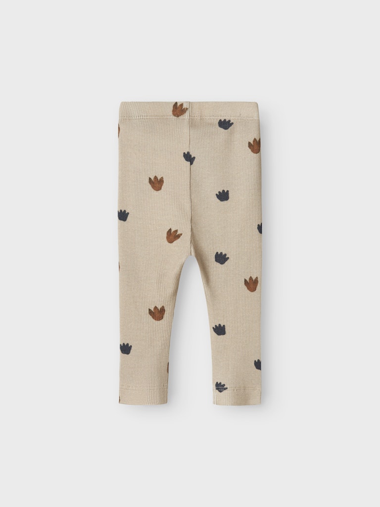 Beige baby byxa till pojke. Mönstrad ekologisk bebis leggings från Name it.
NBMNINOKAB LONG JOHN
13246562