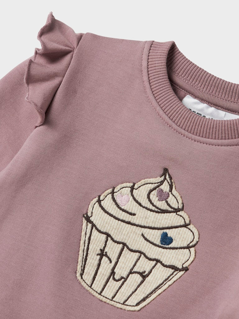 Gullig lila bebis tröja till flicka. Baby topp med volanger  och en påsydd cupcake. Ekologiska barnkläder från Name it.
NBFNILDA LS SWEAT BRU
13246489