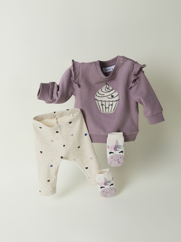 Gullig lila bebis tröja till flicka. Baby topp med volanger  och en påsydd cupcake. Ekologiska barnkläder från Name it.
NBFNILDA LS SWEAT BRU
13246489