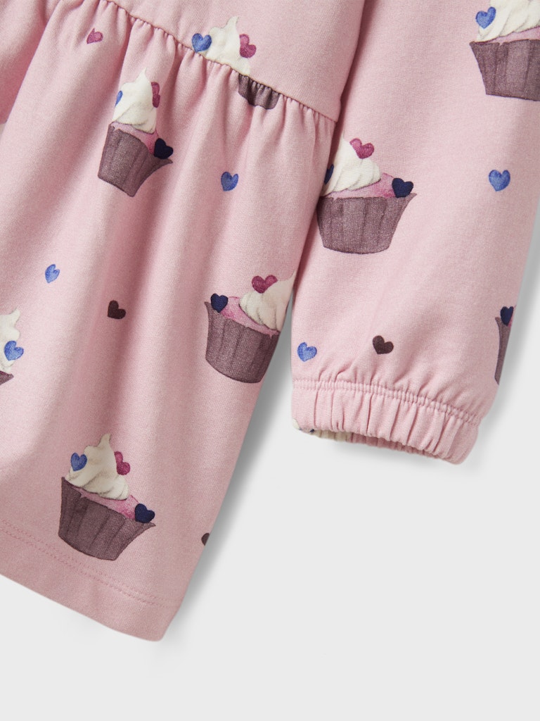 Rosa klänning till flicka. Ekologiska barnkläder, söt klänning med hjärtan och cupcakes. 
NMFNAYA SWEAT DRESS BRU
13246635