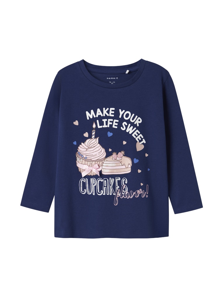 Blå långärmad tröja till flicka. Söt t-shirt med cupcake  och tårta i ekologisk bomull.
NMFNICHOLA LS TOP BOX
13246640