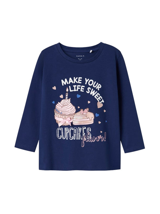 Blå långärmad tröja till flicka. Söt t-shirt med cupcake  och tårta i ekologisk bomull.
NMFNICHOLA LS TOP BOX
13246640