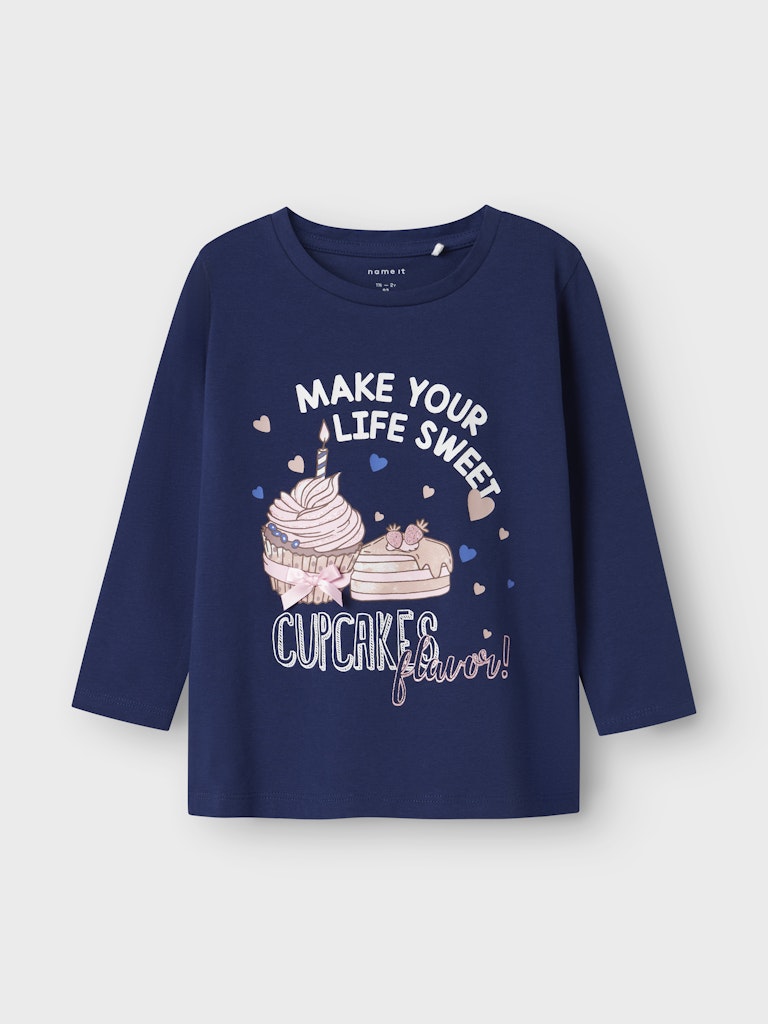 Blå långärmad tröja till flicka. Söt t-shirt med cupcake  och tårta i ekologisk bomull.
NMFNICHOLA LS TOP BOX
13246640