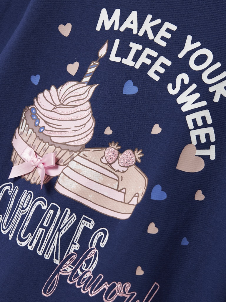 Blå långärmad tröja till flicka. Söt t-shirt med cupcake  och tårta i ekologisk bomull.
NMFNICHOLA LS TOP BOX
13246640