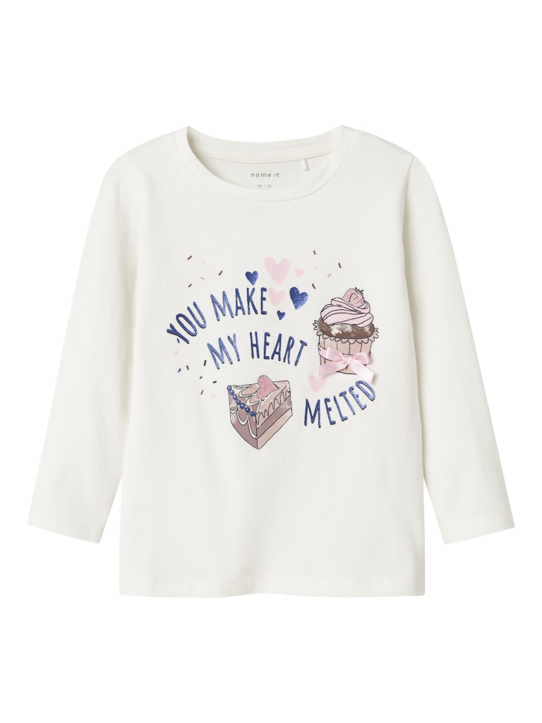 Vit långärmad tröja till flicka. Söt t-shirt med cupcake  och tårta i ekologisk bomull.
NMFNICHOLA LS TOP BOX
13246640