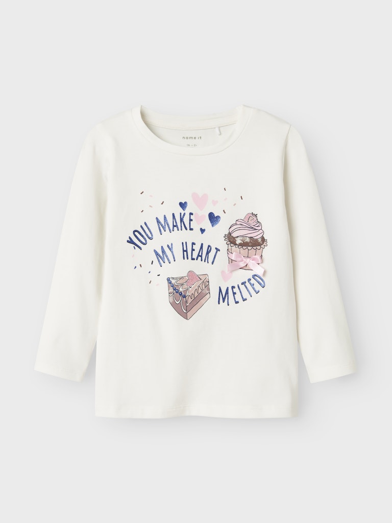 Vit långärmad tröja till flicka. Söt t-shirt med cupcake  och tårta i ekologisk bomull.
NMFNICHOLA LS TOP BOX
13246640