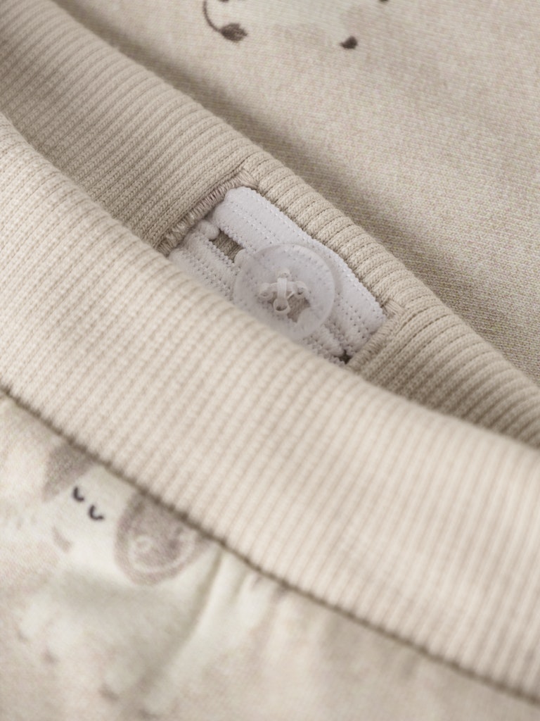 Beige baby sweat byxa till bebis flicka och pojke. Neutral byxa med elefanter i ekologisk bomull.
NBNOHAPI SWEAT PANT BRU
13246739