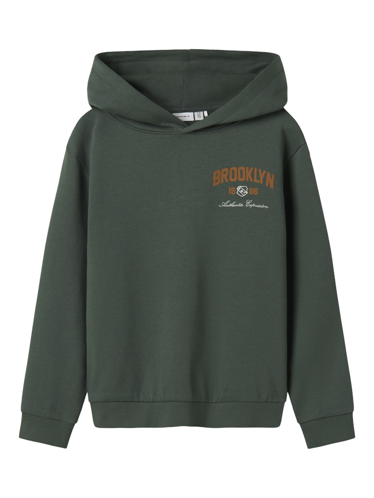 Grön Brooklyn hoodie till kille. Luvtröja i sweat ekologisk bomull till pojke. 
NKMNEWI LS NREG SWEAT WH BRU
13246699