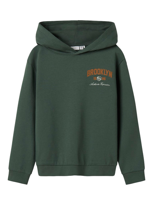Grön Brooklyn hoodie till kille. Luvtröja i sweat ekologisk bomull till pojke. 
NKMNEWI LS NREG SWEAT WH BRU
13246699