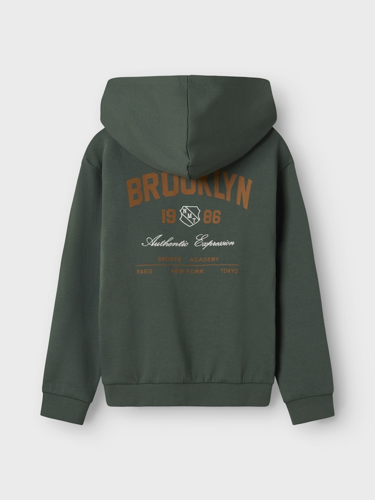 Grön Brooklyn hoodie till kille. Luvtröja i sweat ekologisk bomull till pojke. 
NKMNEWI LS NREG SWEAT WH BRU
13246699