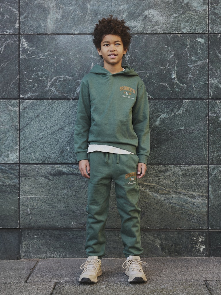 Grön Brooklyn hoodie till kille. Luvtröja i sweat ekologisk bomull till pojke. 
NKMNEWI LS NREG SWEAT WH BRU
13246699