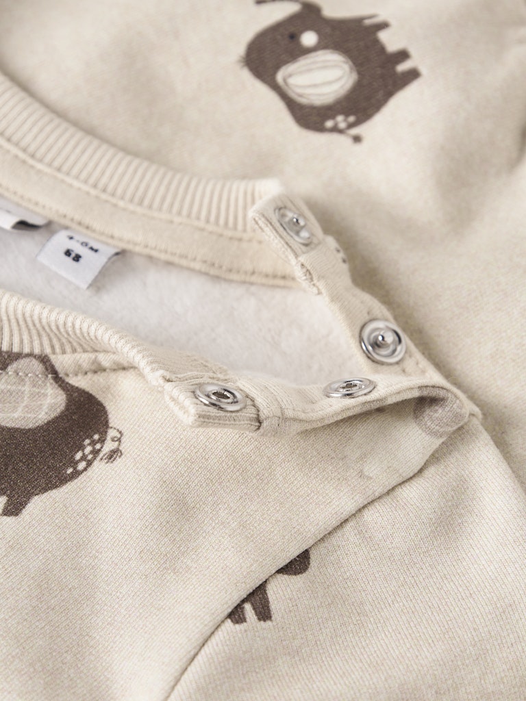 Beige baby tröja i sweat till bebis flicka och pojke. Ekologiska babykläder från Nameit.
NBNOHAPI LS SWEAT BRU
13246738