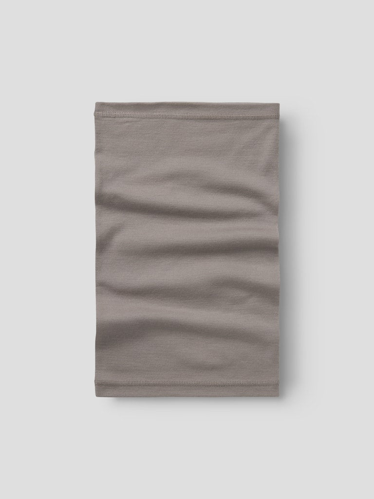 Grå tub scarf buff i merino ull till flicka. Halsduk till barn och ungdom tjej i skön merinoull från Name it. 
NKFWILLTO WOOL TUBE SCARF
13228545