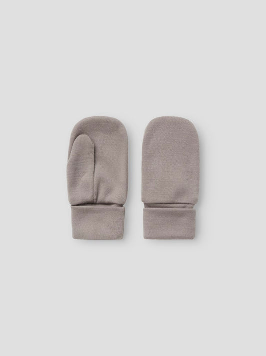 Tunn grå ull vante till flicka och pojke. Merino ull vantar till barn i en fin grå färg. Varma ullvantar.
NMMWILLIT WOOL MITTENS W/THUMB
13228464