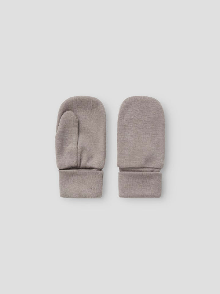 Tunn grå ull vante till flicka och pojke. Merino ull vantar till barn i en fin grå färg. Varma ullvantar.
NMMWILLIT WOOL MITTENS W/THUMB
13228464