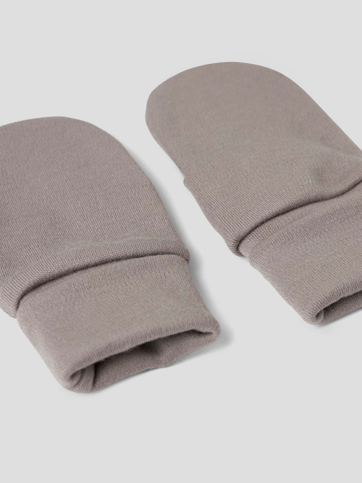 Tunn grå ull vante till flicka och pojke. Merino ull vantar till barn i en fin grå färg. Varma ullvantar.
NMMWILLIT WOOL MITTENS W/THUMB
13228464