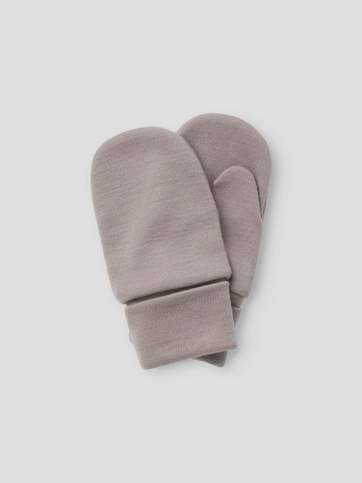 Tunn grå ull vante till flicka och pojke. Merino ull vantar till barn i en fin grå färg. Varma ullvantar.
NMMWILLIT WOOL MITTENS W/THUMB
13228464