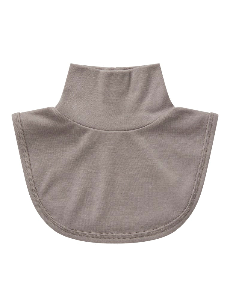 Beige grå ull krage i merinoull till pojke. Halskrage till underställ från Name it.
NMMWILLIT WOOL NECKWARMER
13229047