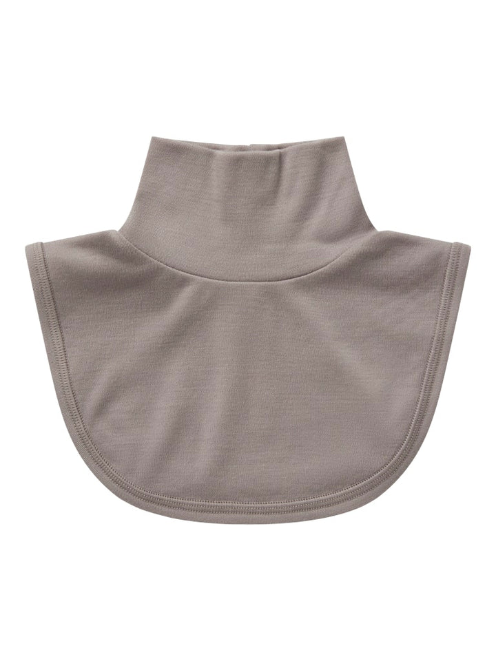 Beige grå ull krage i merinoull till pojke. Halskrage till underställ från Name it.
NMMWILLIT WOOL NECKWARMER
13229047