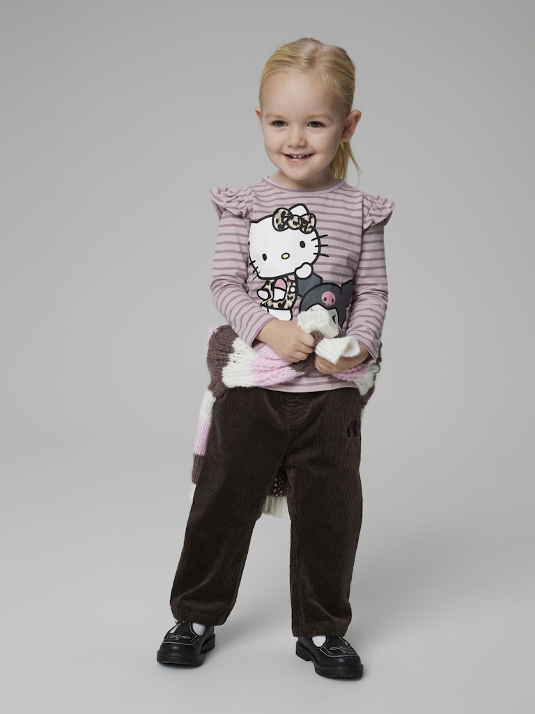 Rosa randig långärmad tröja till flicka med HalloKitty och Kuromi.
NMFASANNA HELLOKITTY LS TOP BOX SKY
13247010 