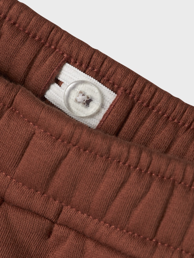 Brun cool joggers, mys byxor till pojke. Fin sweat byxa, joggingbyxa från Nameit.
NMMOKIAN NREG SWE PANT BRU BF
13247159