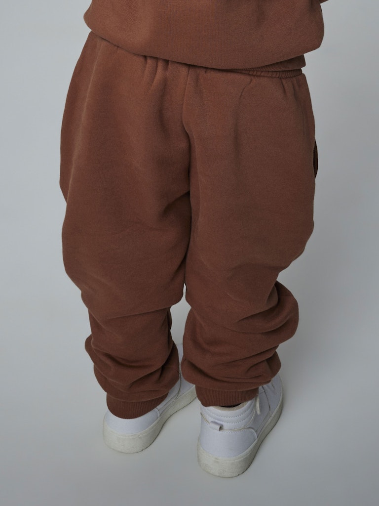 Brun cool joggers, mys byxor till pojke. Fin sweat byxa, joggingbyxa från Nameit.
NMMOKIAN NREG SWE PANT BRU BF
13247159