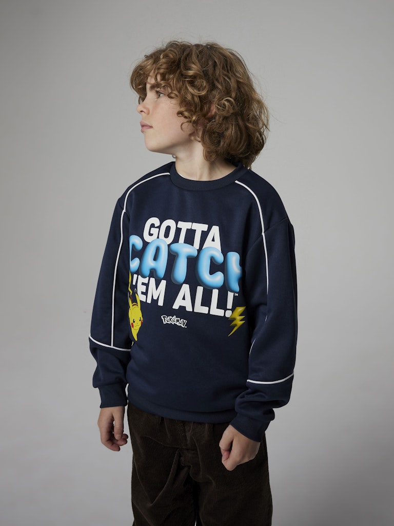 Blå Pokemon tröja i sweat lite tjockare kvaliet. PokemonTröja till pojke, kille.
NKMSIDNEY POKEMON NREG POLY SWEAT SKY
13247268