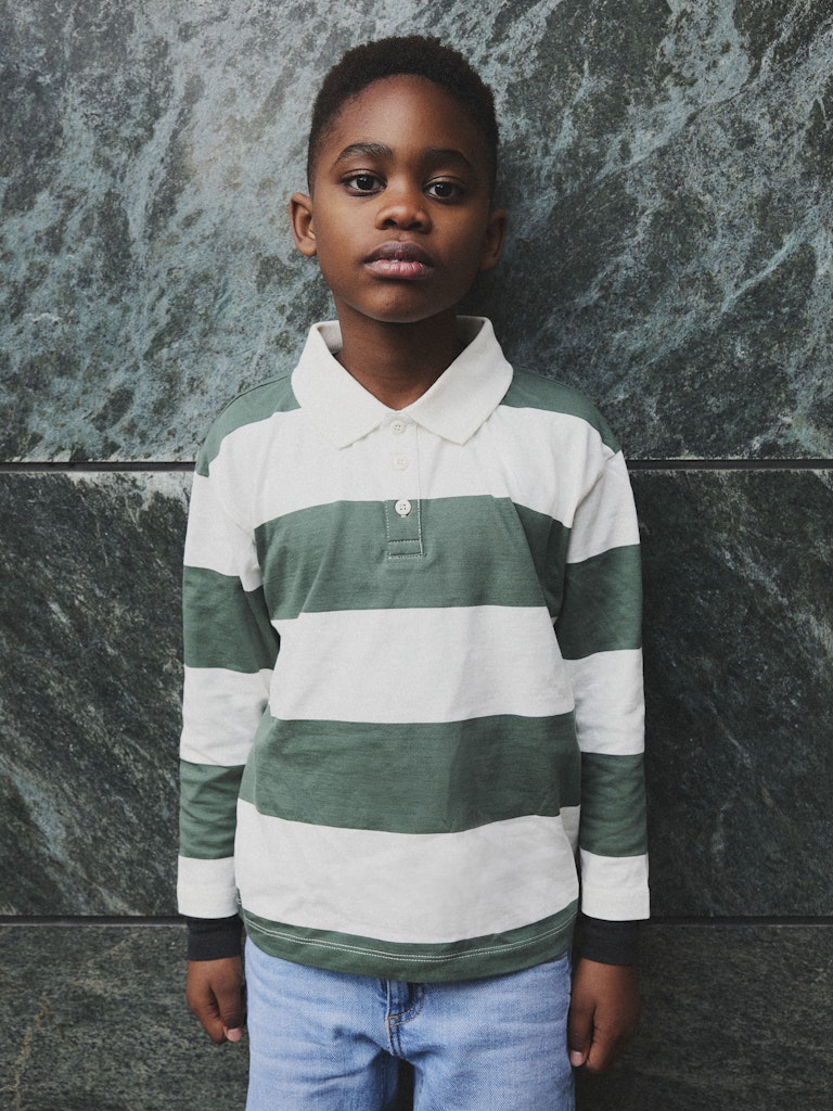 Vit och grön randig pike tröja till pojke. Piké tröja i ekologisk bomull till kille.
NKMNUTIVA LS RLX POLO
13247365