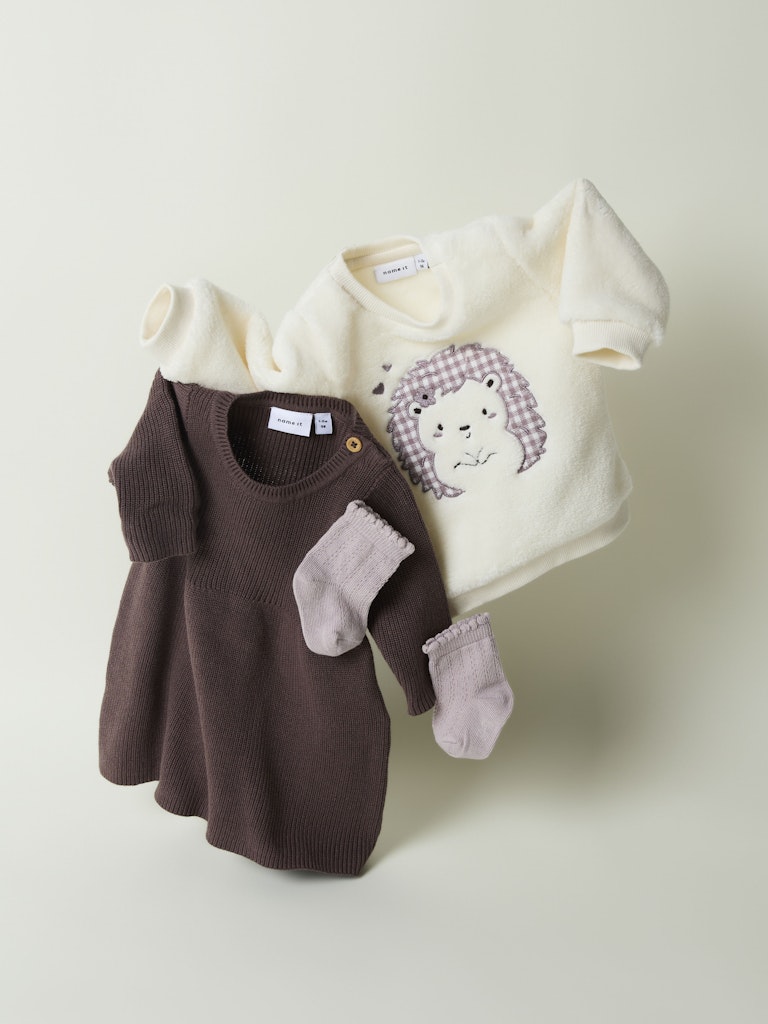 Söt klassisk baby klänning i skön, mjuk ekologisk bomull. Stickad bebis klänning till baby flicka. Enfärgad vacker gammeldags klänning till nyfödd.
NBFOLIVINA LS KNIT DRESS
13247347