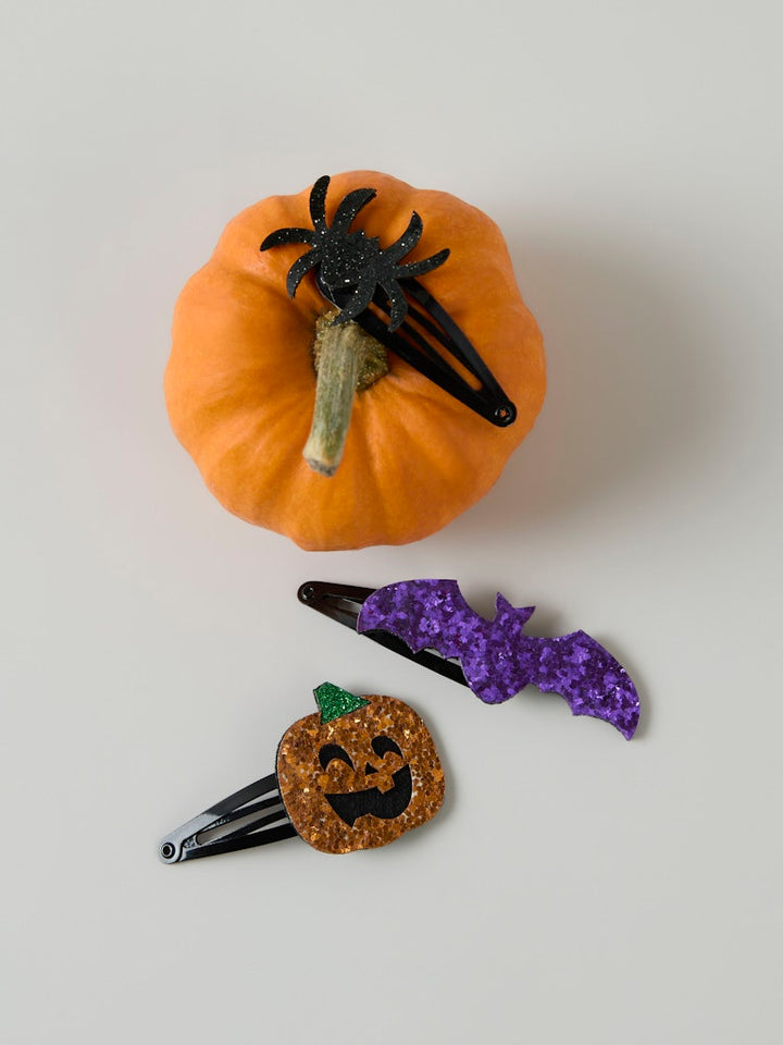 Glitter hårspännen i Halloween tema i form av pumpa, spindel och fladdermus.
NKFSCARY 3P HAIRCLIP
13247692
