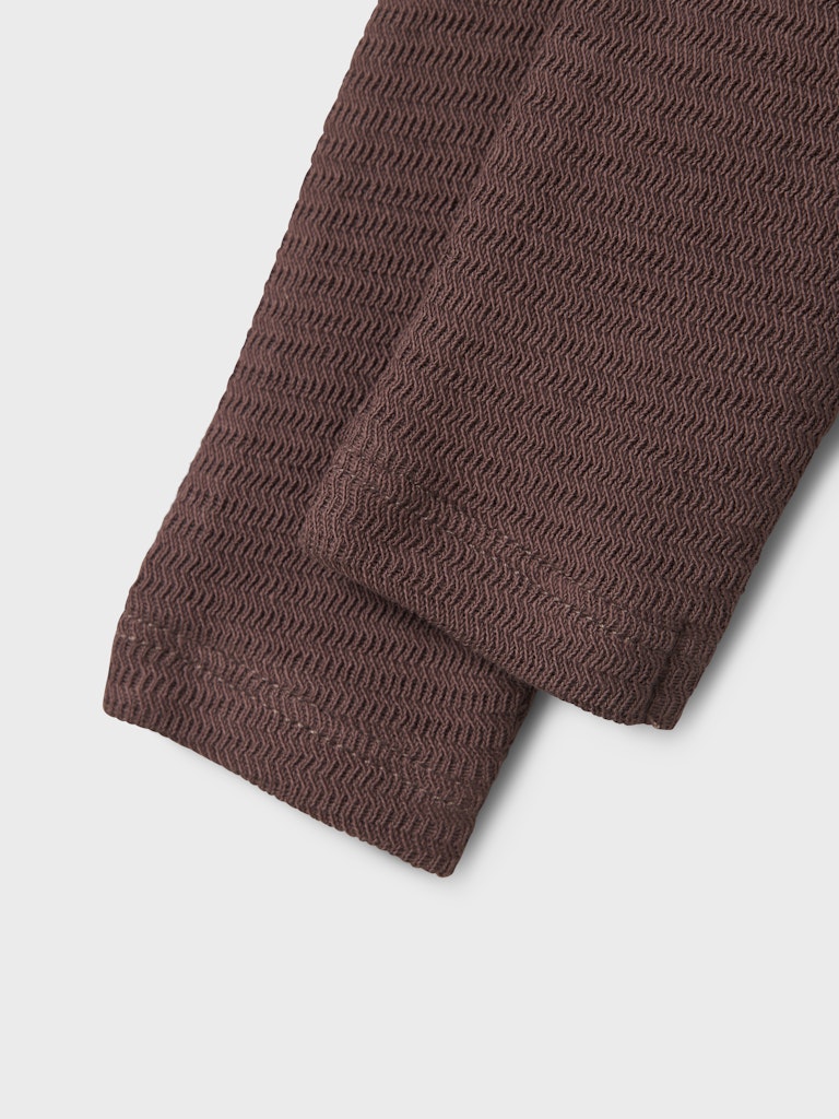 Söt brun lila baby byxa till nyfödd bebis flicka.  Leggings med volang upptill och tillverkade i en lite tjockare  mjuk skön ekologisk bomull.
NBFOLAYA LEGGING
13247511