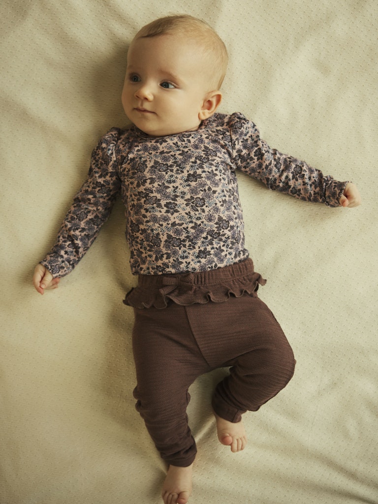 Söt brun lila baby byxa till nyfödd bebis flicka.  Leggings med volang upptill och tillverkade i en lite tjockare  mjuk skön ekologisk bomull.
NBFOLAYA LEGGING
13247511