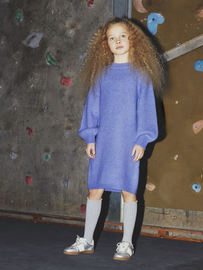 Blå stickad långärmad klänning till flicka, tjej.
Långärmad klänning från Name it.
NKFOMARIAN LS KNIT DRESS
13233091