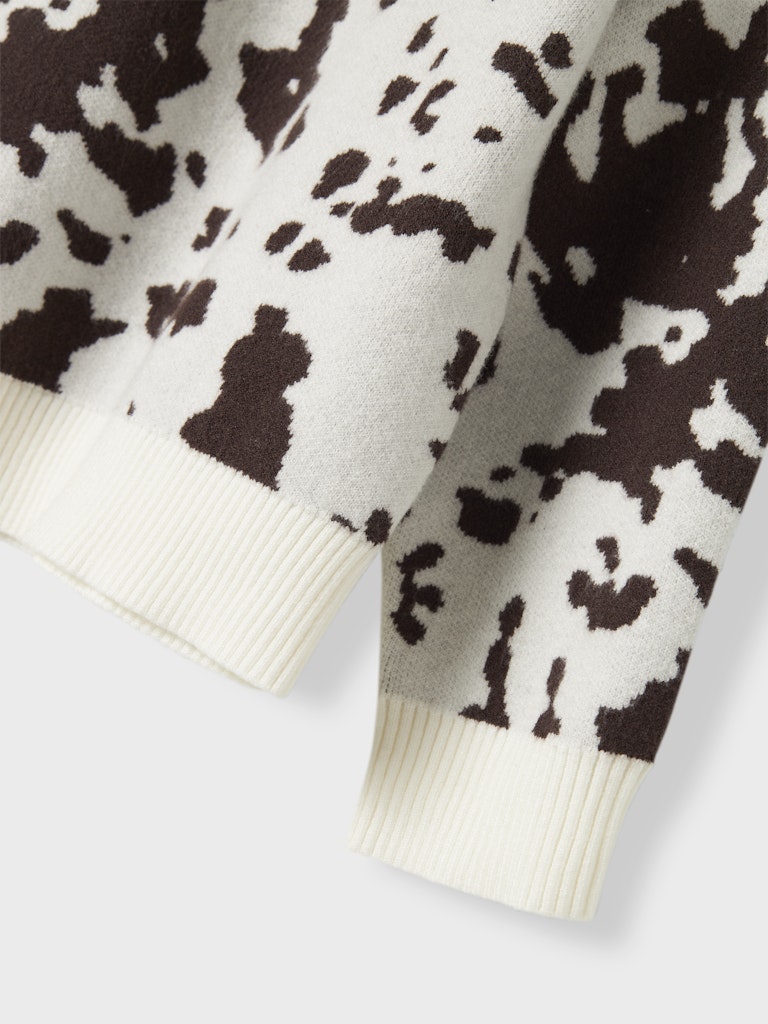 Vit stickad tröja med ko mönster i brun till flicka. Tjock tröja till tjej i mjuk skön kvalitet från Name it.
NKFORKIDE LS KNIT
13247669