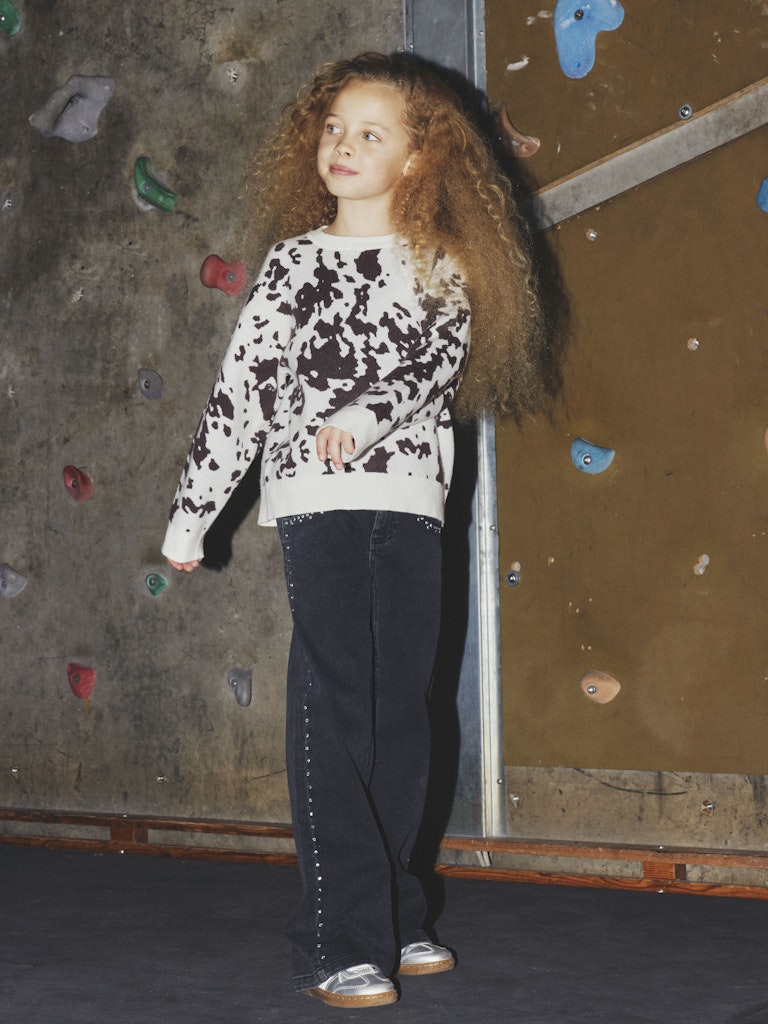 Vit stickad tröja med ko mönster i brun till flicka. Tjock tröja till tjej i mjuk skön kvalitet från Name it.
NKFORKIDE LS KNIT
13247669