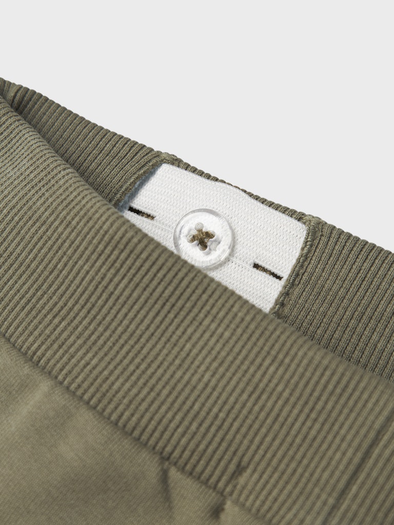 Grön mys byxa till pojke. Jogger i sweat med små djur.
NMMOLIN NREG SWEAT PANT BRU BOX
13247939