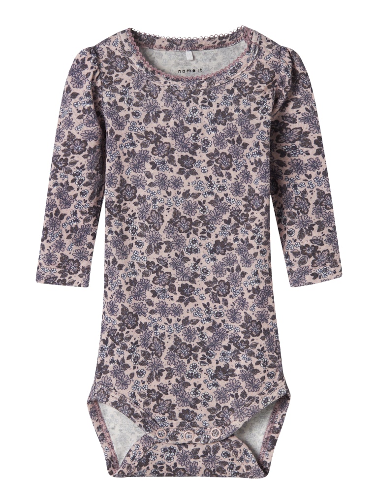 Rosa baby body med blommor i lila till bebis flicka. Ekologiska babykläder från Name it.
NBFOALIA LS BODY
13247833