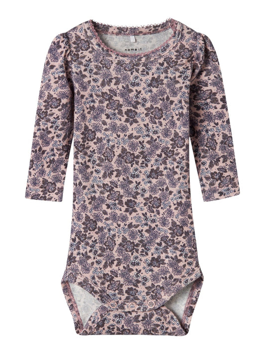 Rosa baby body med blommor i lila till bebis flicka. Ekologiska babykläder från Name it.
NBFOALIA LS BODY
13247833