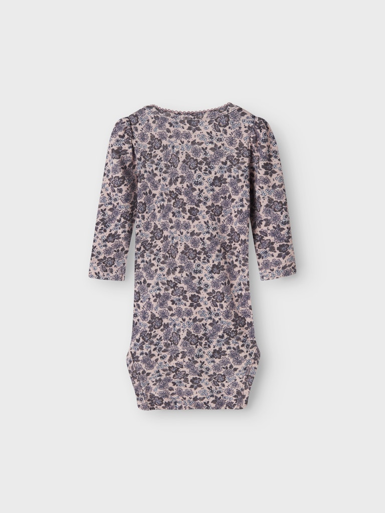 Rosa baby body med blommor i lila till bebis flicka. Ekologiska babykläder från Name it.
NBFOALIA LS BODY
13247833