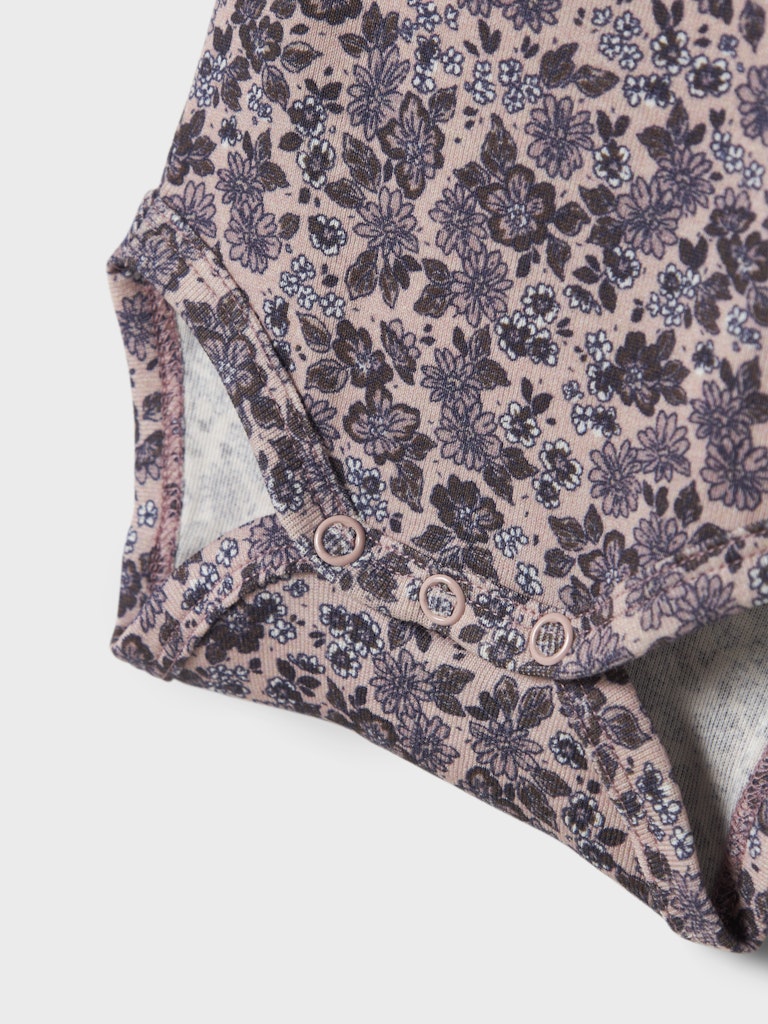 Rosa baby body med blommor i lila till bebis flicka. Ekologiska babykläder från Name it.
NBFOALIA LS BODY
13247833