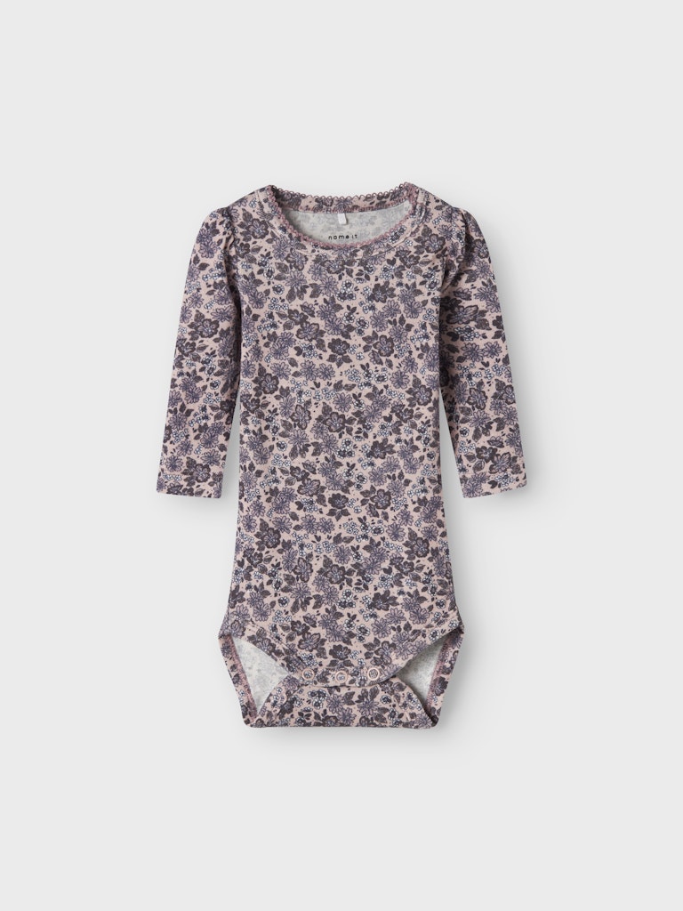 Rosa baby body med blommor i lila till bebis flicka. Ekologiska babykläder från Name it.
NBFOALIA LS BODY
13247833